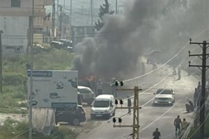 بالصور – مسيّرة استهدفت سيارة على طريق عام البازورية – وادي جيلو بصاروخين