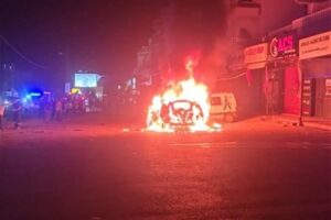 بالفيديو و الصورة- مسيرة للعدو استهدفت سيارة في بلدة الحوش في محيط مدينة صور بثلاثة صواريخ