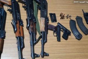 بالصور- الجيش يوقف 3 مواطنين وضبط كمية من الأسلحة الحربية والمخدرات