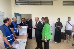 وصول وزير الداخلية والبلديات أحمد الحجار إلى مدرسة تكميلية المقالع الرسمية في المنية حيث يتفقد سير العملية الانتخابية(صورة)