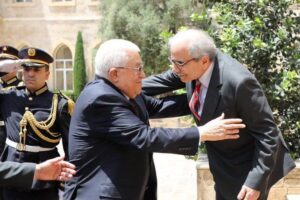 بيان لقاء سلام – عباس في السرايا: إقفال ملف السلاح الفلسطيني خارج أو داخل المخيمات ورفض التوطين