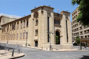 تعرّض نائب لبنانيّ لوعكة صحيّة مباشرة على الهواء!