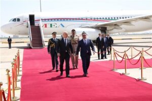 بالصور- السوداني يستقبل الرئيس عون في مطار بغداد الدولي