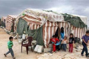 إنذار بإخلاء 34 مخيماً للنازحين السوريين!
