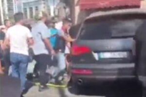 بالفيديو- حادث سير كبير وتحطيم زجاج سيارة في عين المريسة!