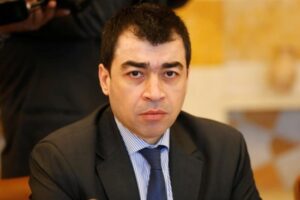 سيزار أبي خليل: على الحكومة انتزاع مواقف دولية رادعة لإسرائيل… وموقفنا من السلاح معروف