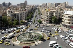 جهود إقليمية لإعادة دمج سوريا في محيطها العربي: رحلات جوية واستثمارات استراتيجية
