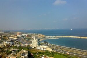 بالصورة – تصرف صادم في الضبية: رجل “يطل” عارياً.. يومياً !