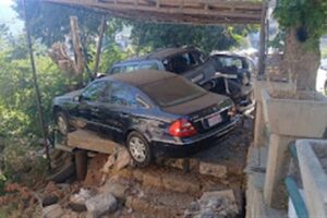بالصور- حادث سير “كبير” بسبب السرعة الفائقة.. امرأة تفقد السيطرة على سيارتها!