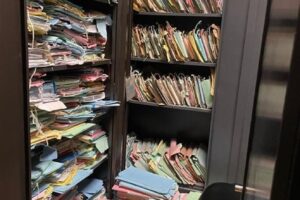 بالصور- إيناس الجرمقاني تناشد وزير العدل: نظفوا قصر العدل أولاً!