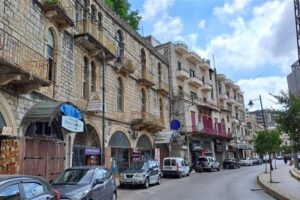 بلدية عاليه تمنع تجول السوريين!