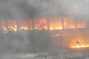 فيديو مروّع للحريق الذي اودى بحياة نحو 50 شخصاً بمركز تجاري في بغداد