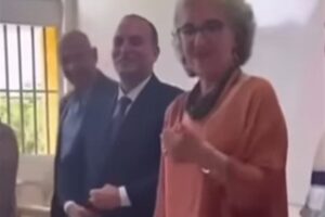 بالفيديو – طالب ترمينال يغازل وزيرة التربية أثناء تفقّدها سير الامتحانات الرسمية