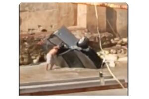 بالفيديو: تدهور سيارة بحادث سير مروّع على طريق المعاملتين القديمة – الواجهة البحرية