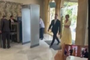 بالفيديو- وزيرة البيئة وصلت إلى قصر بعبدا.. والمراسلة: “معاليك لابسة أصفر”!
