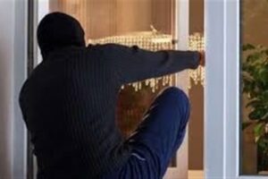 ينشط في عمليات السلب وبحقّه مذكّرات عدلية عدة…وقع بقبضة شعبة المعلومات