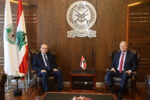 وزير الدفاع يستقبل رجّي ويتسلّم وثائق بريطانية داعمة لترسيم الحدود البرّية