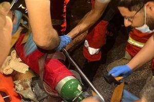 شاحنة تصدم شاباً ليلًا.. هذا ما حصل!