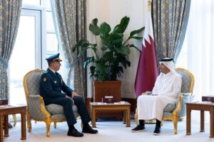 قائد الجيش يزور قطر لبحث تعزيز التعاون ودعم المؤسسة العسكرية