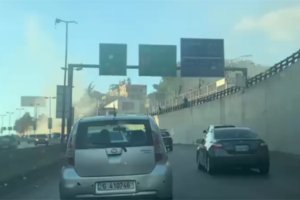 بالفيديو: اشتعال سيارة مرسيدس عند المدخل الغربي لنفق المطار وفرق الاطفاء تعمل على اخماد النيران