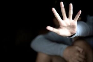 طفلة تبلغ من العمر سنتين تتعرض للضرب والتعنيف داخل حضانة.. هذا ما حصل!