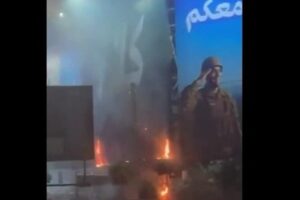 بالفيديو- إحراق لافتة “كلنا معكم” الداعمة للجيش اللبناني على طريق المطار!