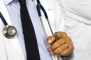 في لبنان: طبيب وهميّ يعاين المرضى في منزله وهذا ما يفعله!