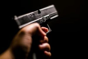 بالفيديو – رجل مسلح يطلق النار على المارة يقتل ويصيب عدد من الاشخاص في هذه المنطقة اللبنانية!