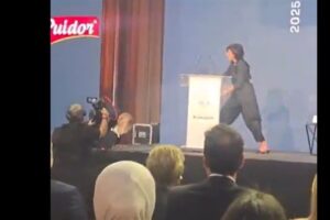 بالفيديو – السيدة الاولى “تتفركش” أثناء صعودها على المسرح!