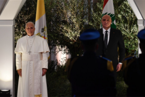 لقاء رئاسي ورسمي يجمع البابا لاوون الرابع عشر بكبار المسؤولين في قاعة الشرف في المطار