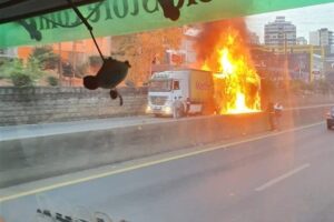 بالصور – احتراق شاحنة على اوتوستراد جونية