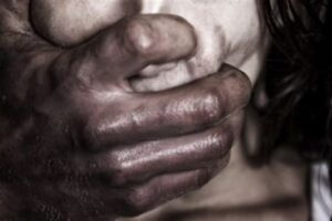 كان يفتح كاميرا.. بالصور: وحش بشري يعتدي على قاصر !