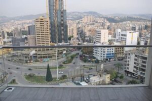 بالفيديو – في سن الفيل : عراك عنيف .. بنص الاوتوستراد!