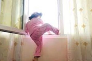 إبنة الـ15 عاماً سقطت من الطابق الثاني!