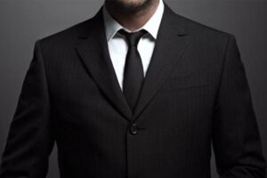 كواليس – مُستشار وزير سابق بين المقّعَد والمِنّبَر!