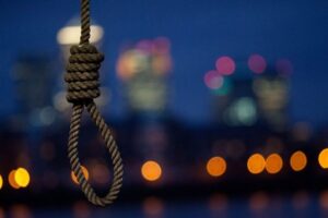 في لبنان.. حاول الانتحار وطعن نفسه بسكين!