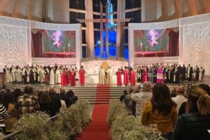 البطريرك ميناسيان: لبنان ما زال ينهض لأنّ في قلبه إيمانًا لا يُطفأ