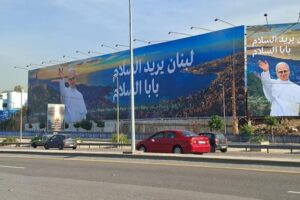 بالصورة – “بابا السلام” على طريق المطار!