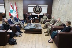 قائد الجيش عرض مع مستشارة ماكرون العمل على تطبيق اتفاق وقف الأعمال العدائية