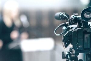 إعلامي لبناني شهير يعلّق على كلام الرئيس عن “بخ السم” في أميركا!