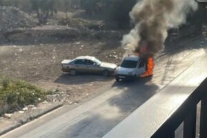 بالصور – السيارة المستهدفة في بنت جبيل