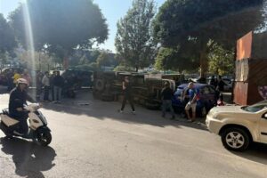 بالفيديو – حادث سير بين شاحنتين عند تقاطع العازارية – المركزية