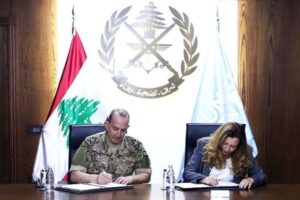قائد الجيش يوقّع مذكرة تعاون مع الأمم المتحدة