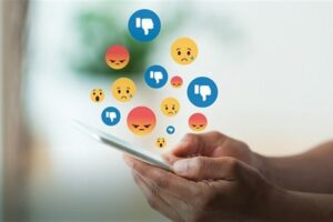 بالصور :زوبعة تعليقات بعد منشوره ضد الحزب!