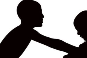 فيديو مروع: انهالا على فتًى بالضرب المبرح في بيروت!