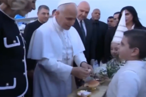 بالصورة – خبز وملح باركهما البابا لاوون عند وصوله إلى بيروت