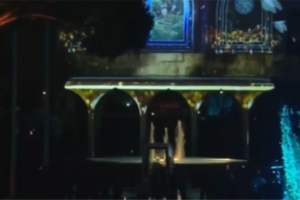 بالصور – عرض ضوئي عند مدخل القصر الجمهوري يرحب بالبابا