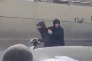 بالفيديو- في وضح النهار.. “تشليحٌ” قرب جسر المطار!