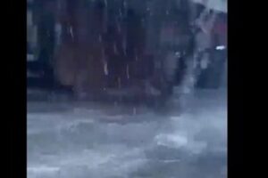 بالفيديو- سيولٌ في حي السلم الآن وبيان لـ”التحكم المروري”!