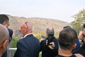 بالصور- باسيل زار بلدة منجز: “المسيحيّون لا يستسلمون ونحن كرعايا موارنة لا نزال صامدين وقد قدمنا شهداء على مذبح الوطن”! (بعدسة الزميل جورج فغالي)